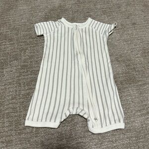 Pehr Short Sleeve Sleeper Onesie Pajama Zipper Gray Stripes